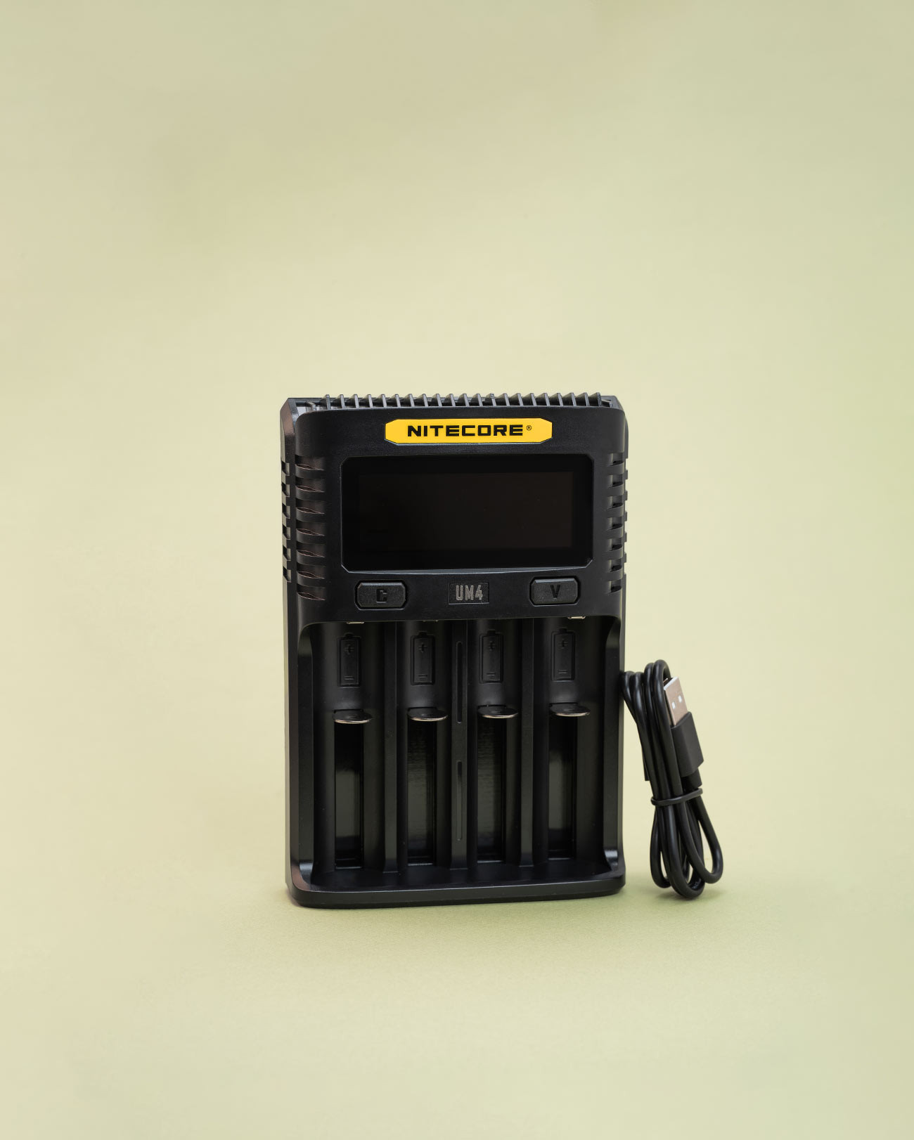Chargeur d'accus Nitecore UM4 avec 4 slots de chargement pour cigarette électronique