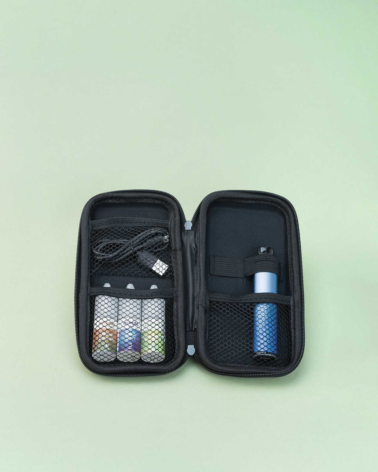 La pochette du vapoteur Z5 black peut contenir votre cigarette électronique et des e-liquides
