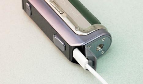 La box de Geekvape Aegis Mini 2 (M100) se recharge via un port USB-C étanche (norme IP68)