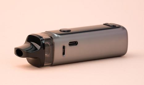 Vue de côté de la vapote Voopoo Vinci 2 avec son port USB-C pouvant charger sa batterie de bonne autonomie 1500 mAh