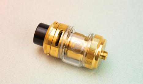 Grâce à un airflow très large, le clearomiseur Geekvape Z Subohm SE Tank propose une vape en tirage direct ou DL (Direct Lung)