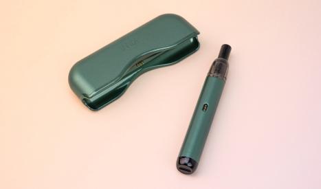 Les 2 composants du joli Starter kit Kiwi : sa belle power bank de 1650 mAh et son vape pen hyper stylé de 400 mAh