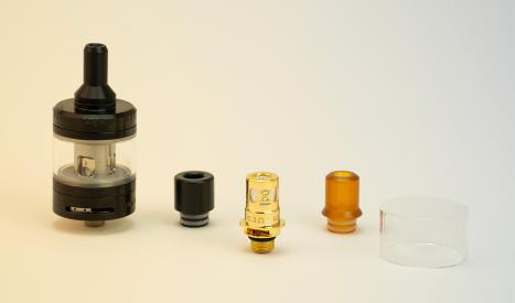 Le Clearomiseur Innokin Zenith Minimal est fourni avec plusieurs drip tips.