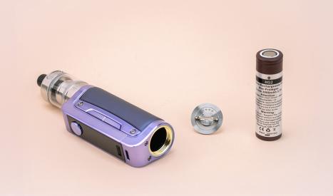 Le Coolfire Z80 Nex fonctionne avec un accu 18650 non inclus.