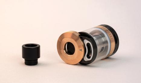 Système de remplissage slide du X-Rogue Mini maintenu par un drip tip 510 pour le sécuriser