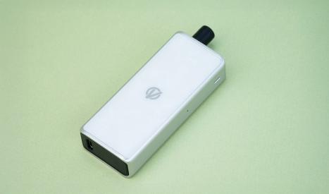 Le pod Vaporesso Apex à un format rectangulaire type carte bancaire