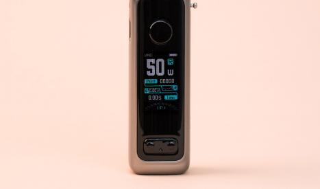 L'écran de la e-cigarette performante et compacte Voopoo Vinci 2 et son chipset permettant une puissance jusqu'à 50W