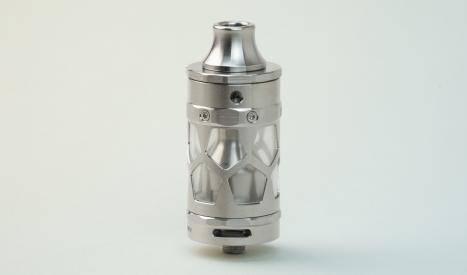 Le Taifun GTV et sa bague rotative pour remplir l'atomiseur et contrôler l'alimentation en e-liquide.