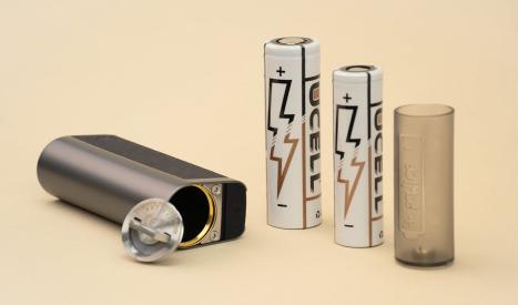 La box pour vapoteuse DotMod DotBox 100W s'utilise avec accus 18650 ou 21700