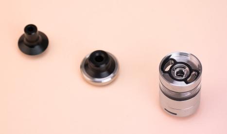 Atmizoo AER RTA deluxe Edition drip tips et remplissage de l'atomiseur