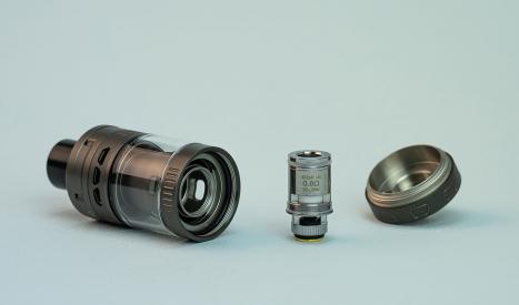 Un clearomiseur adapté à tous profils grâce à ses résistances X-Rogue polyvalentes.
