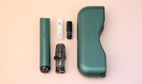 Le magnifique Starter kit Kiwi avec son vape pen, sa cartouche remplissable, sa power bank, son filtre et son drip tip.