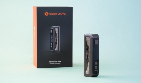 La box Geek Vape Z50 et sa boîte packaging. C'est un mod compact, léger et facile à utiliser.