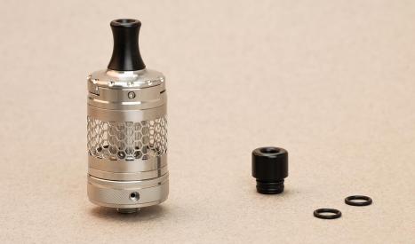 L'atomiseur Aspire Nautilus 3S propose 2 drip tips pour une cigarette électronique qui reproduit les sensations d'une vraie cigarette