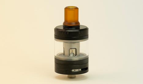 Le clearomiseur Innokin Zenith Minimal possède une bague rotative pour régler le débit d'air.