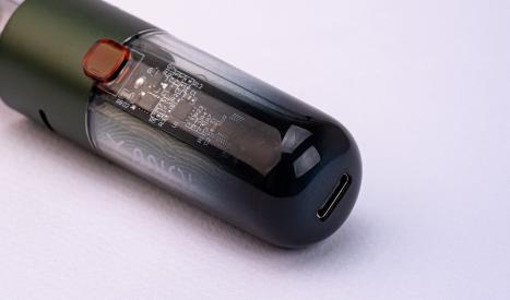 Une LED de couleur bleue s'illumine lorsque l'on utilise la cigarette électronique Vaporesso Moti X Mini