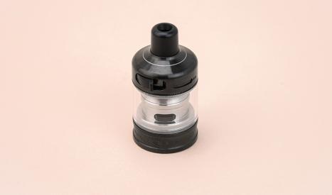 Le clearomiseur Zenith Nex d'Innokin a un système de remplissage anti-fuite
